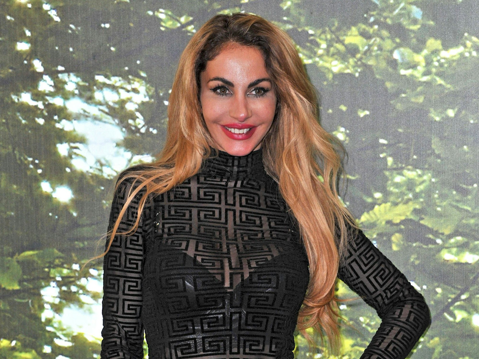 Janina Youssefian lächelt.