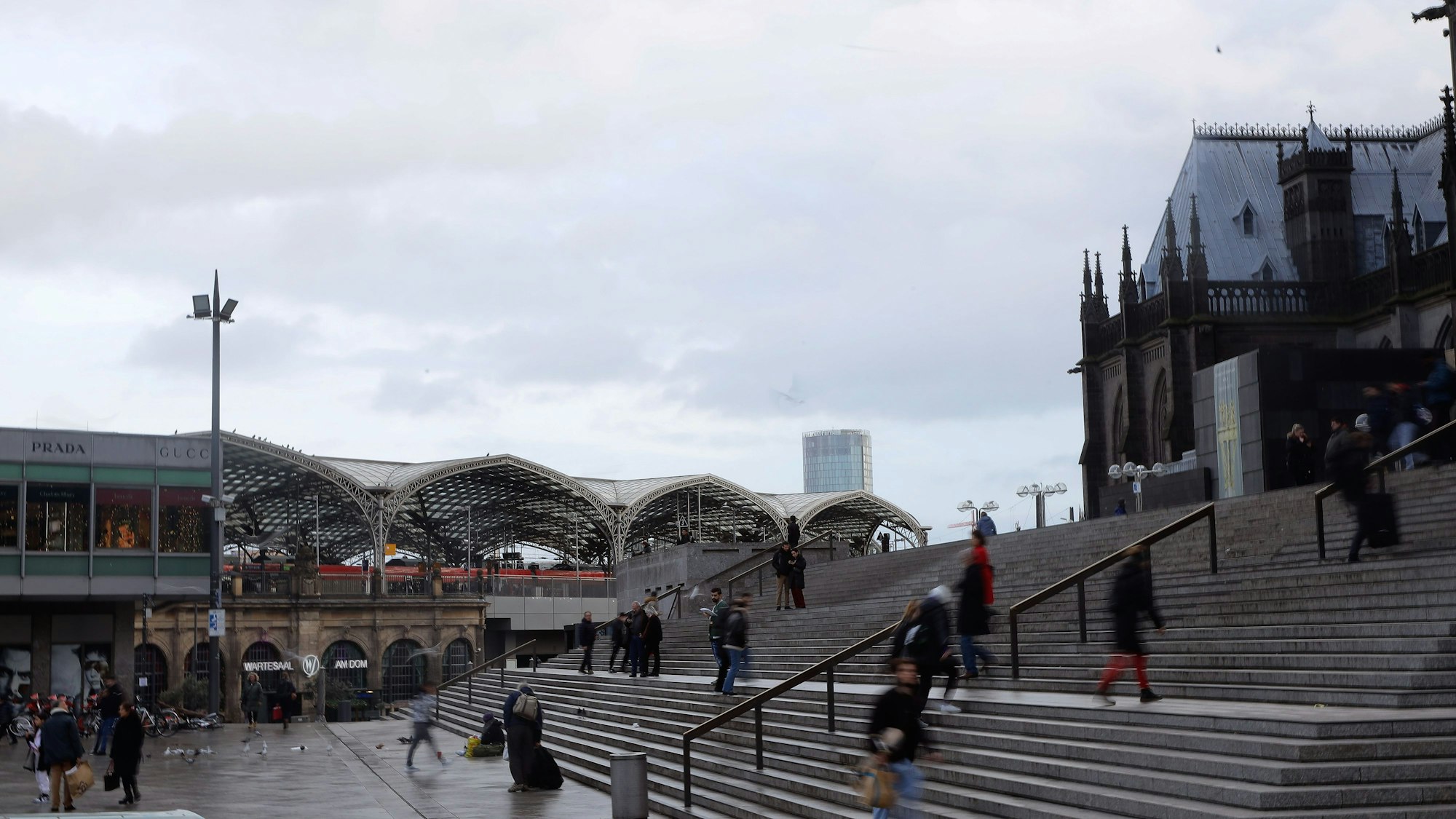 Menschen laufen über die Domtreppen.