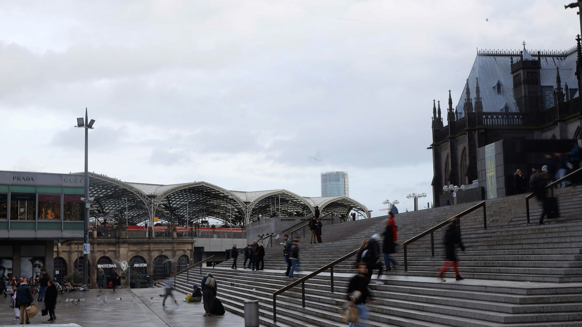 Menschen laufen über die Domtreppen.