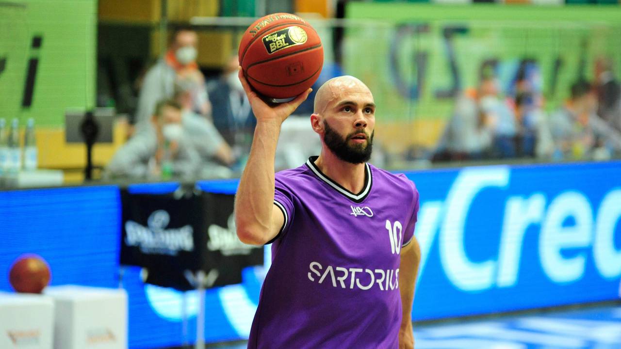 Dennis Kramer hält beim Aufwärmprogramm einen Basketball in der Hand.