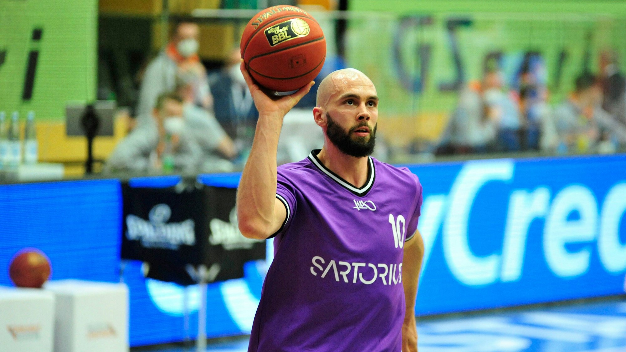 Dennis Kramer hält beim Aufwärmprogramm einen Basketball in der Hand.