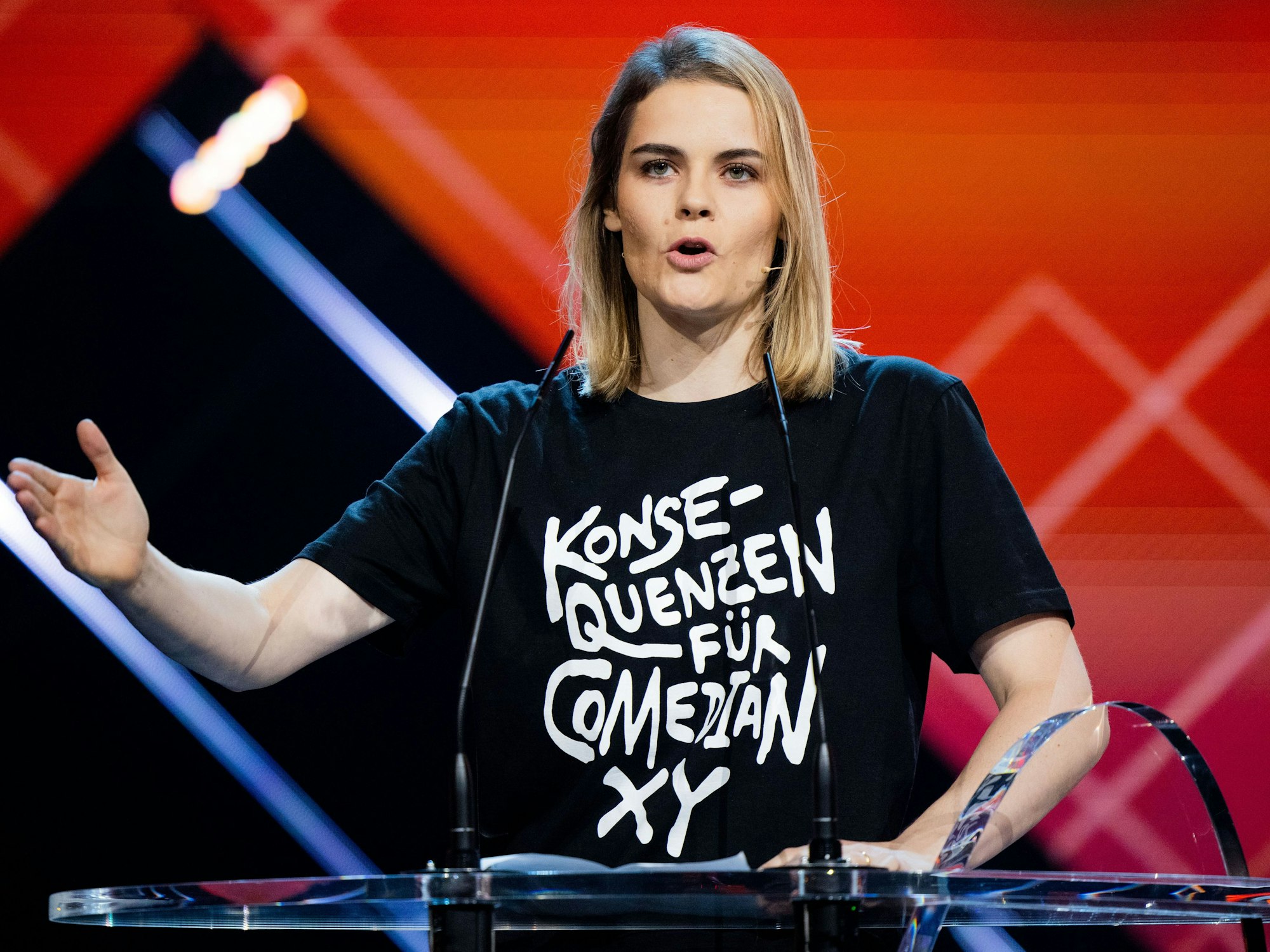 Hazel Brugger schaut in die Ferne.