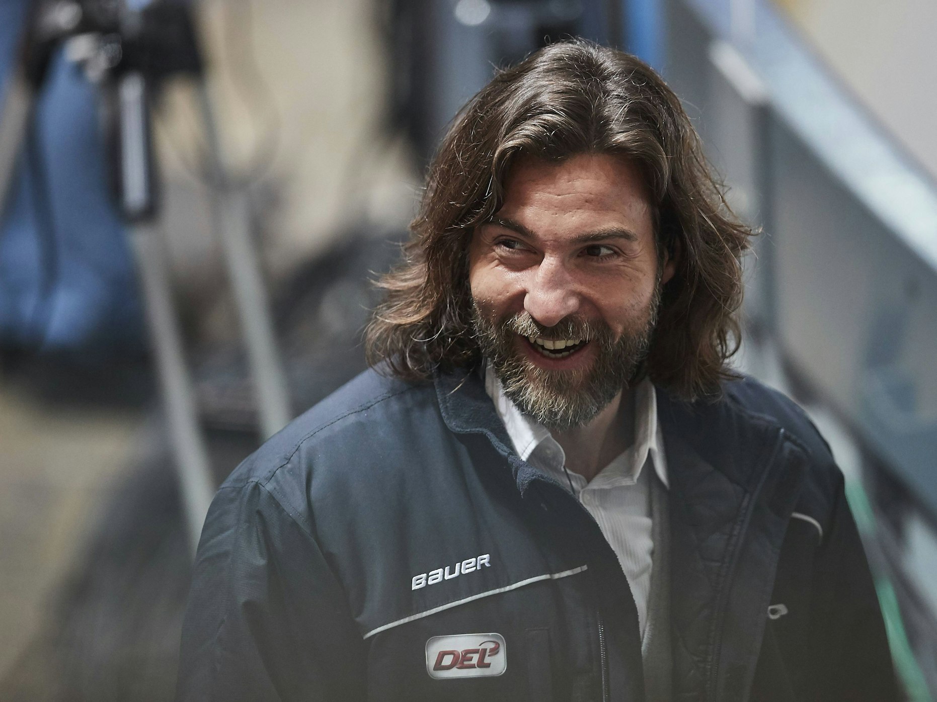 Andreas Renz steht hinter der Bande beim Eishockey-Spiel in München.