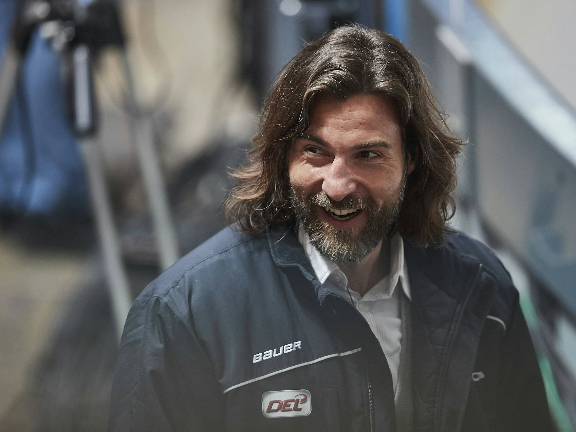 Andreas Renz steht hinter der Bande beim Eishockey-Spiel in München.