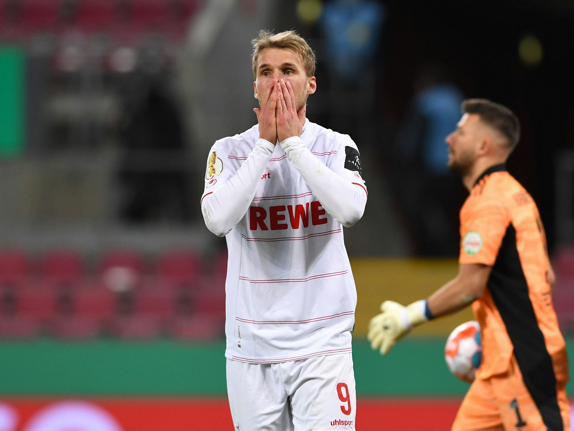 Sebastian Andersson hält enttäuscht die Hände vor das Gesicht.