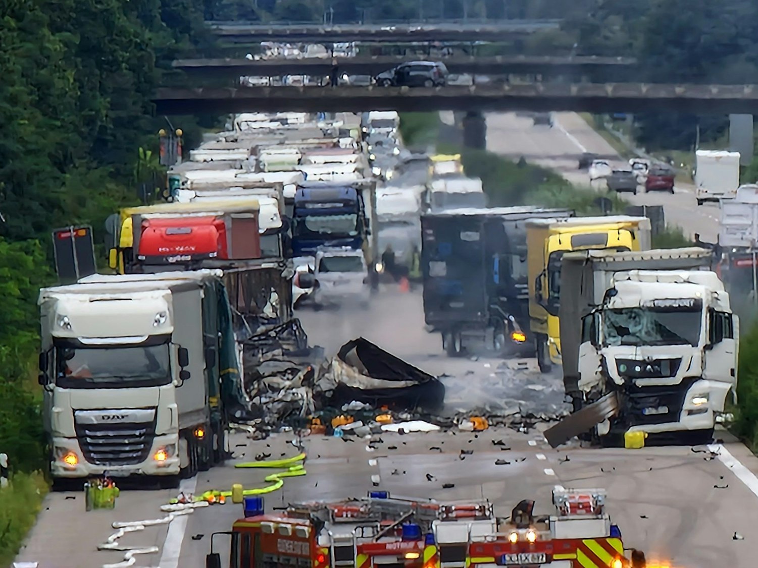 Auf einem Laster sind am Dienstag auf der Autobahn 2 zwischen Theeßen und Burg (beide Jerichower Land) mehrere Gasflaschen explodiert. In Richtung Hannover sei es am Dienstagmittag zu einem Auffahrunfall gekommen, teilte die Polizei mit. Beide Fahrtrichtungen waren auch am Nachmittag noch gesperrt.