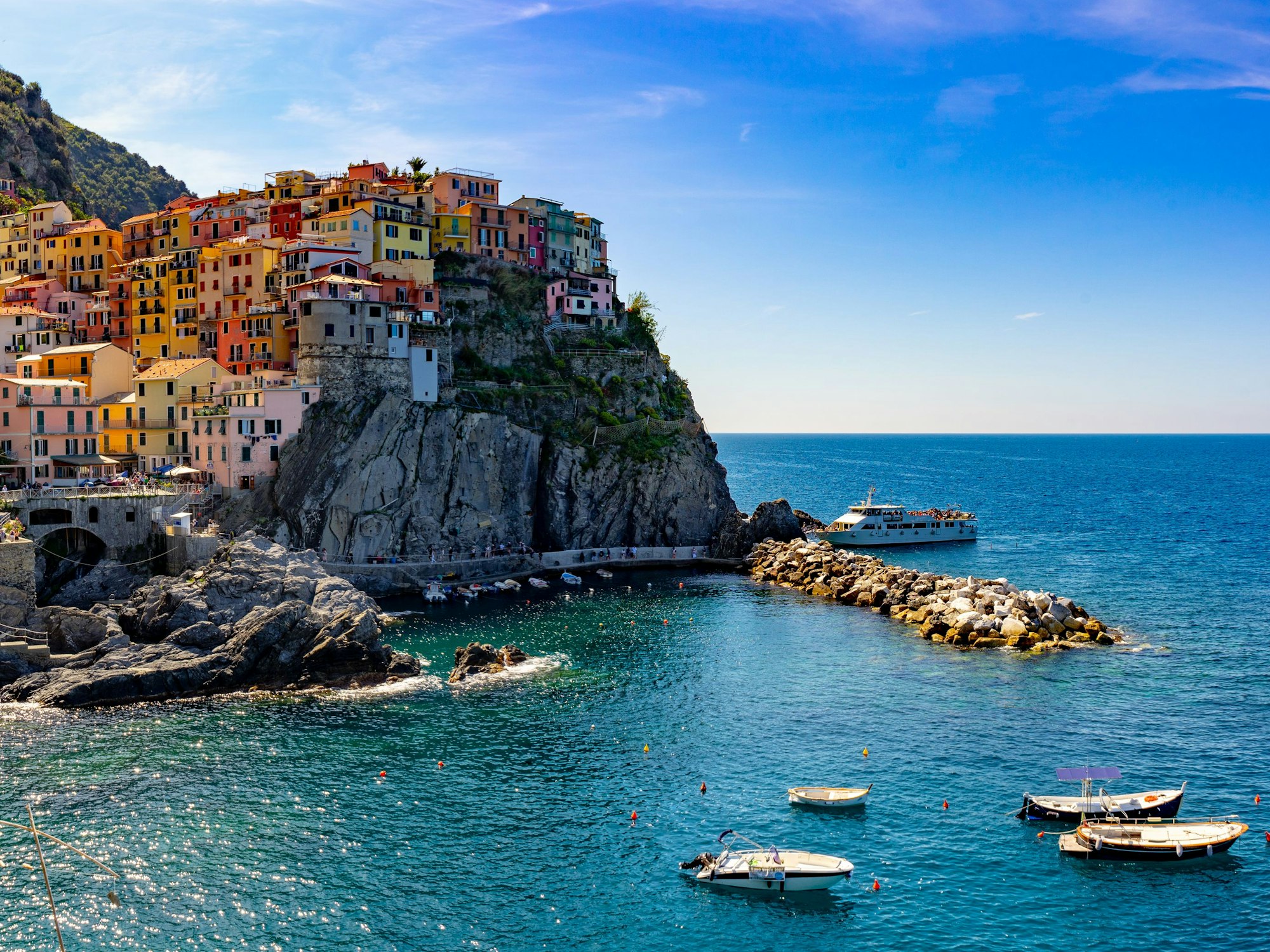 Farbenfrohe Häuschen, die sich eng an karge Felsen schmiegen.