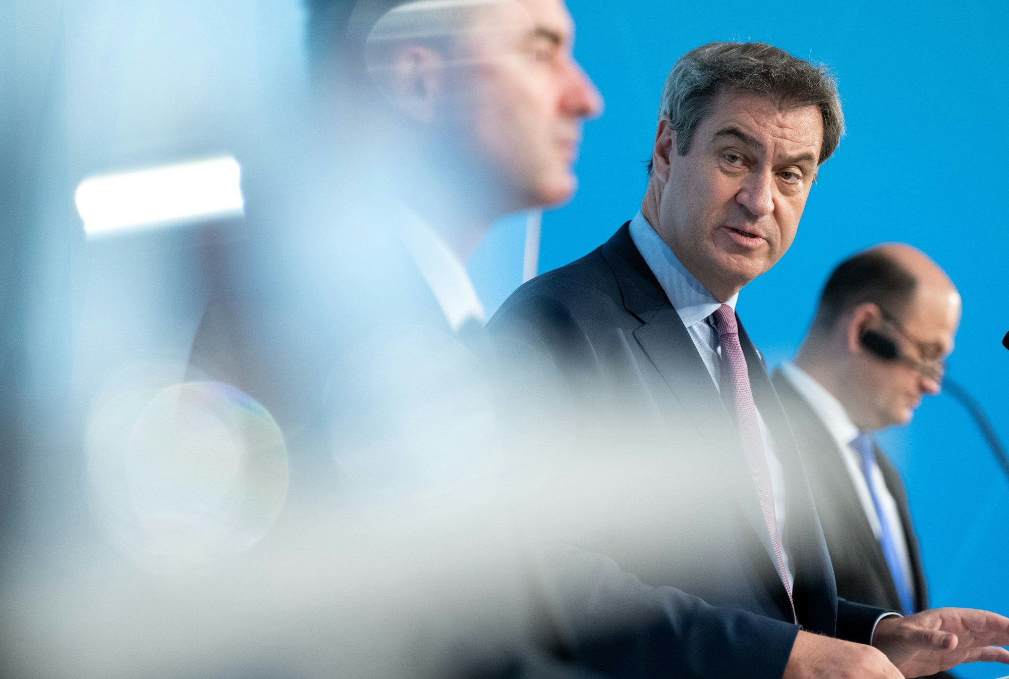 Hubert Aiwanger (l-r, Freie Wähler), Wirtschaftsminister von Bayern, Markus Söder (CSU), Ministerpräsident von Bayern, und Albert Füracker (CSU), Finanzminister von Bayern, nehmen nach einer Kabinettssitzung an einer Pressekonferenz teil.