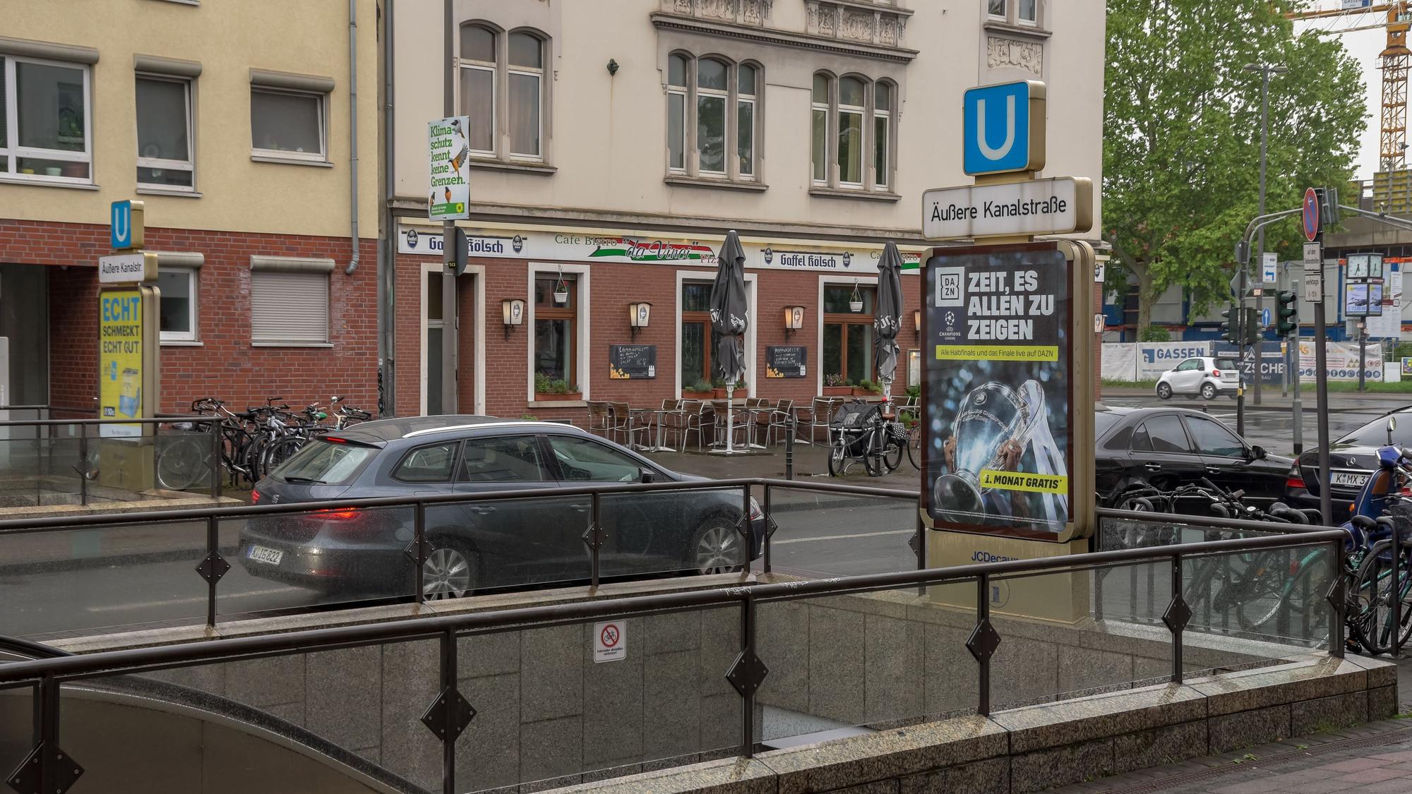 Ein Auto steht an einer Kreuzung an der Haltestelle Äußere Kanalstraße in Köln.