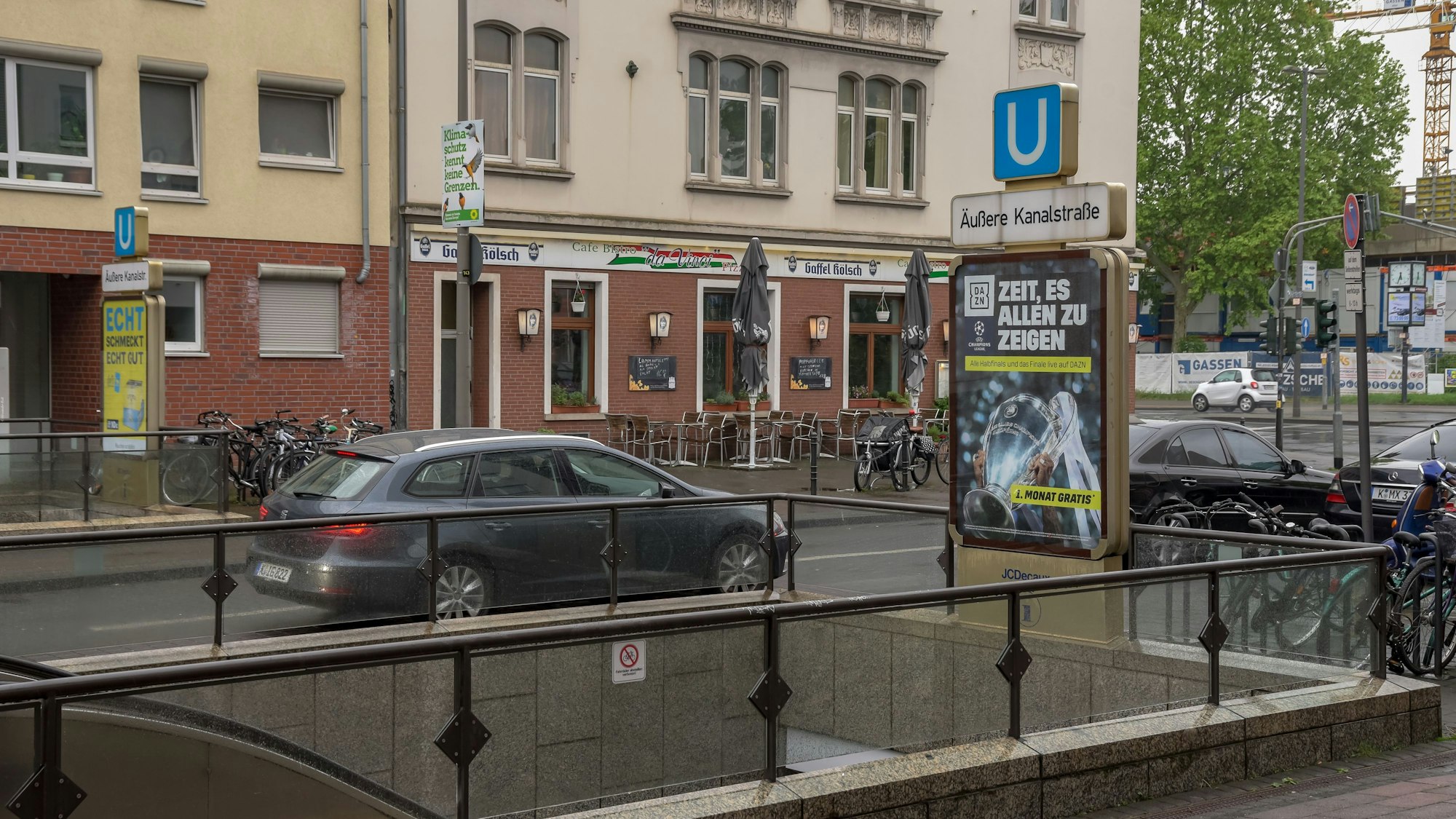 Ein Auto steht an einer Kreuzung an der Haltestelle Äußere Kanalstraße in Köln.