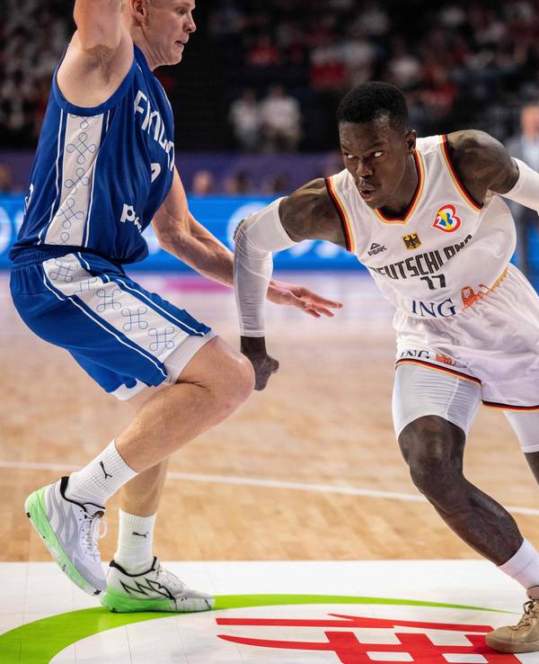 Dennis Schröder behauptet den Ball.