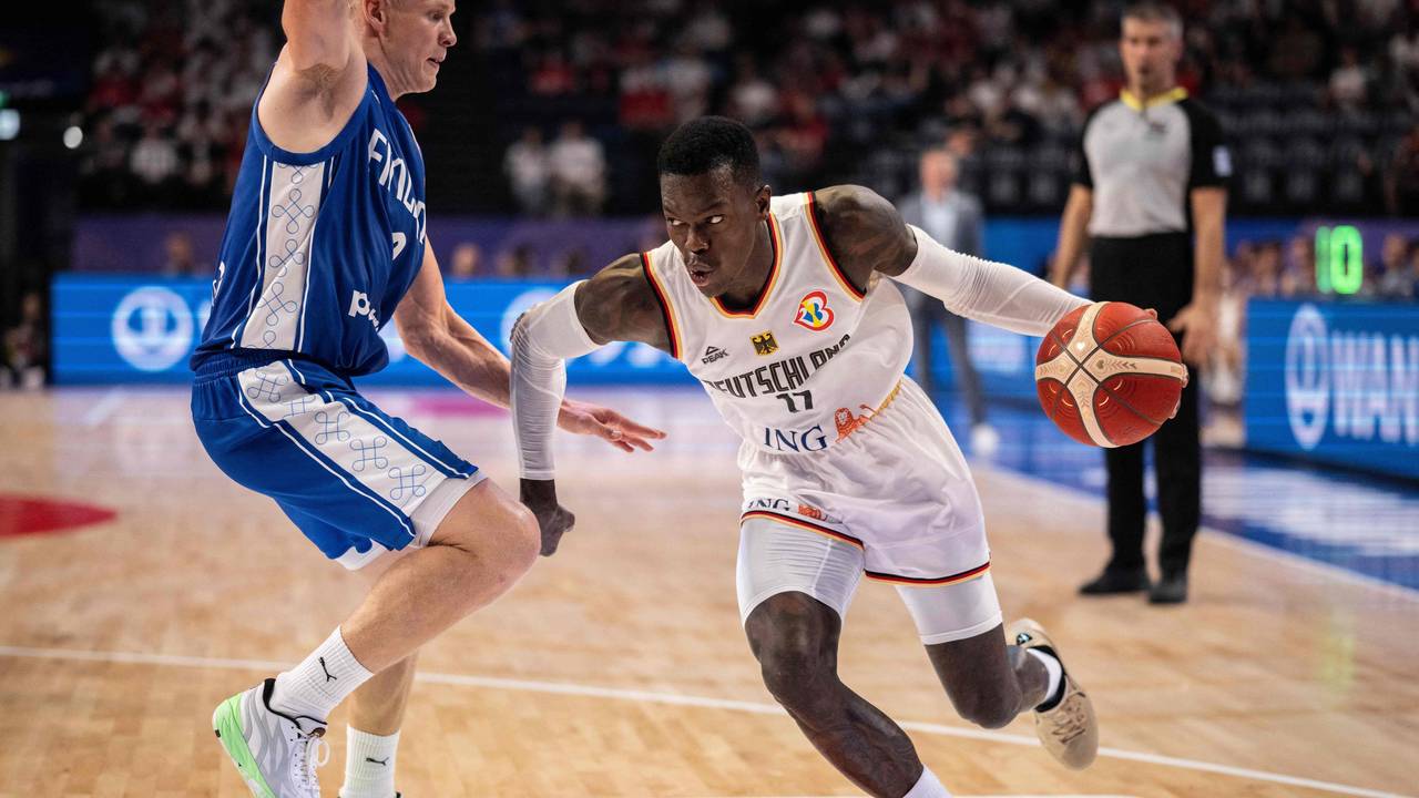 Dennis Schröder behauptet den Ball.