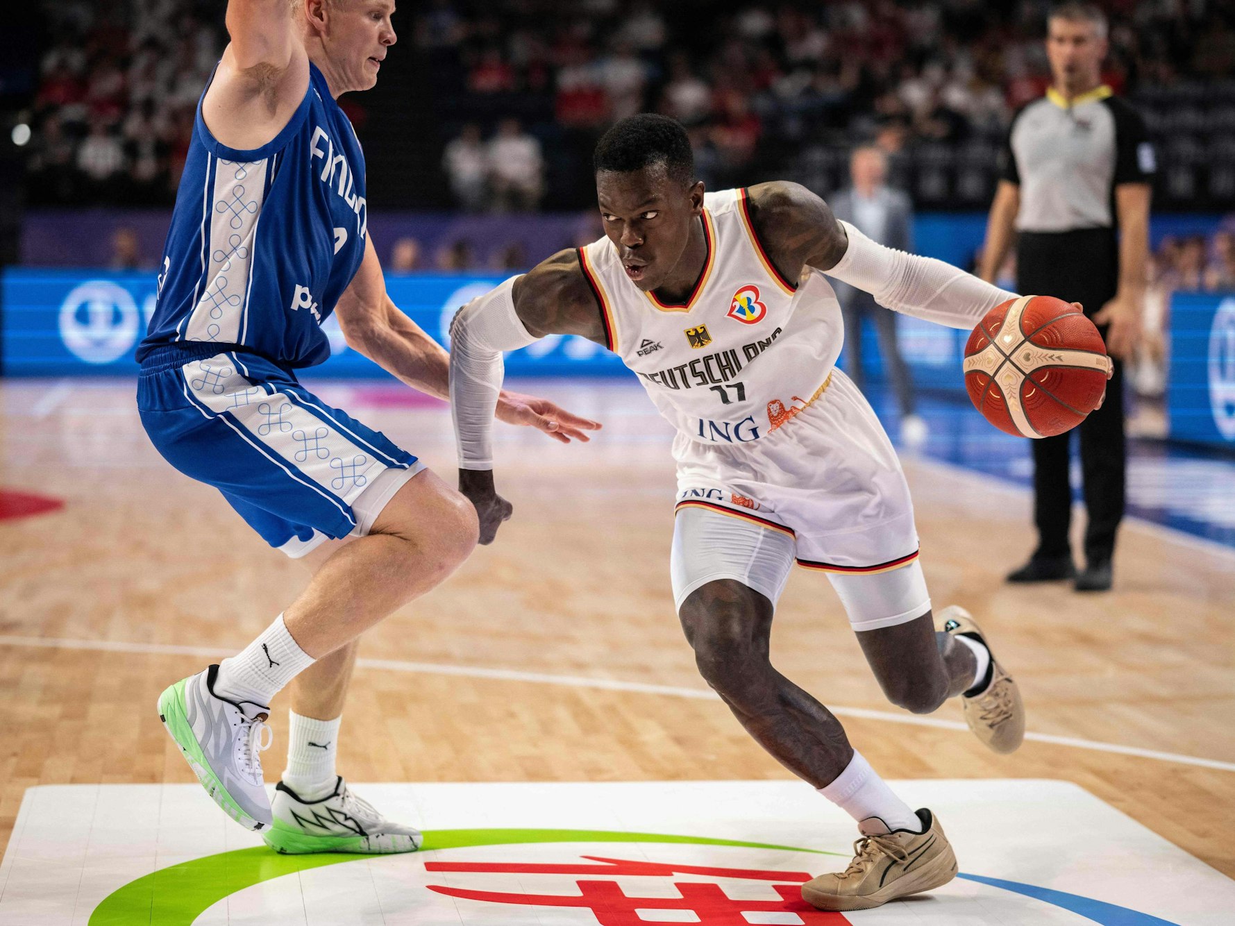 Dennis Schröder behauptet den Ball.