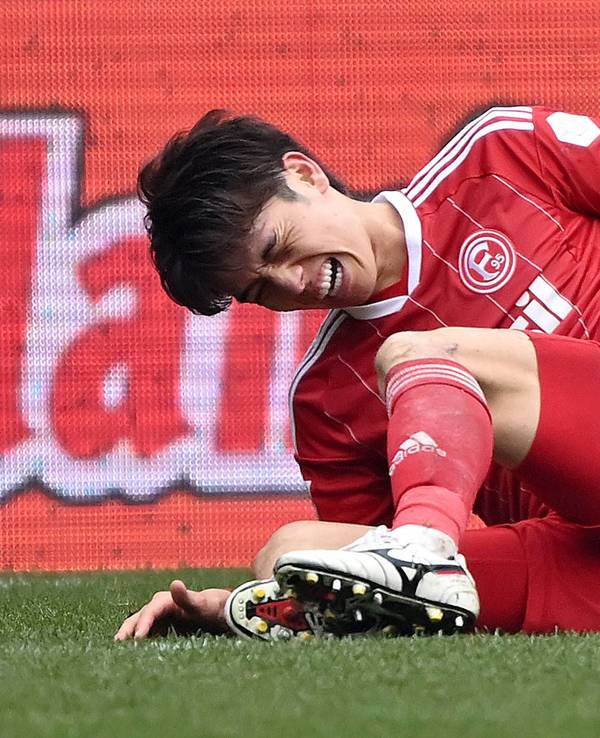 Ao Tanaka liegt nach einer Verletzung mit Schmerzen am Boden.