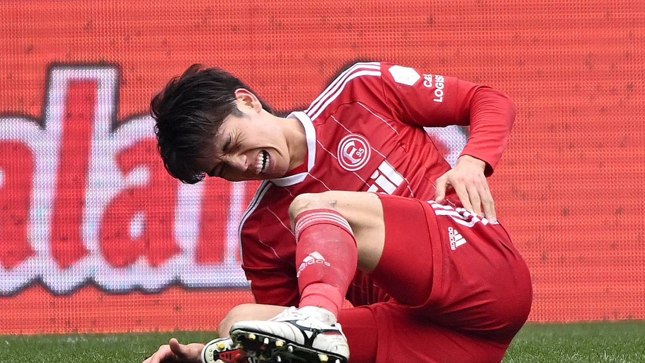 Ao Tanaka liegt nach einer Verletzung mit Schmerzen am Boden.