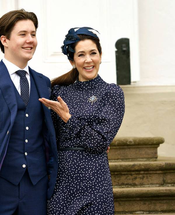 Prinz Christian steht mit seinen Eltern Kronprinz Frederik von Dänemark und Kronprinzessin Mary nach seiner Konfirmation für ein gemeinsames Foto zusammen.