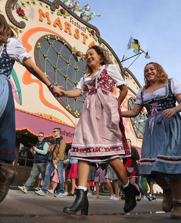 Besucherinnen des Oktoberfests.