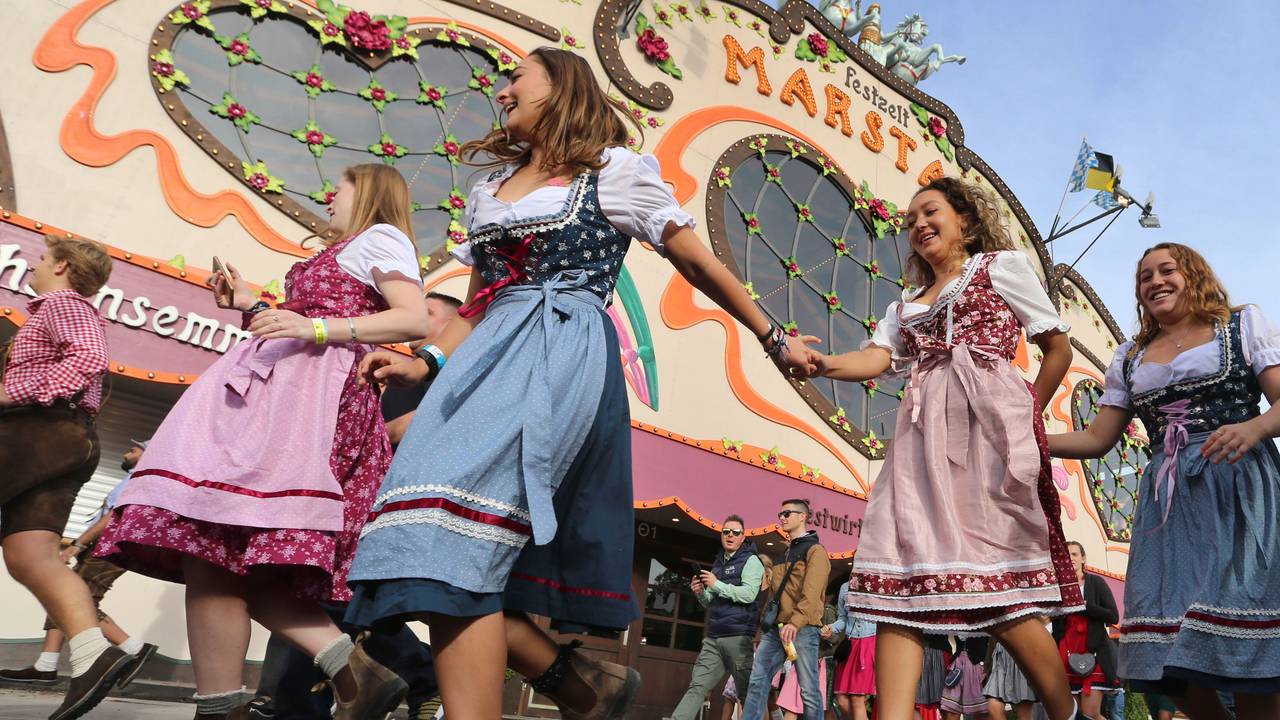 Besucherinnen des Oktoberfests.