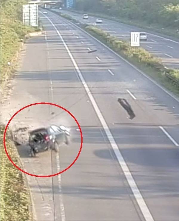 Screenshot aus einem Video, das einen Unfall auf der Autobahn zeigt. Ein schwarzer Peugeot prallt in die Mauer.