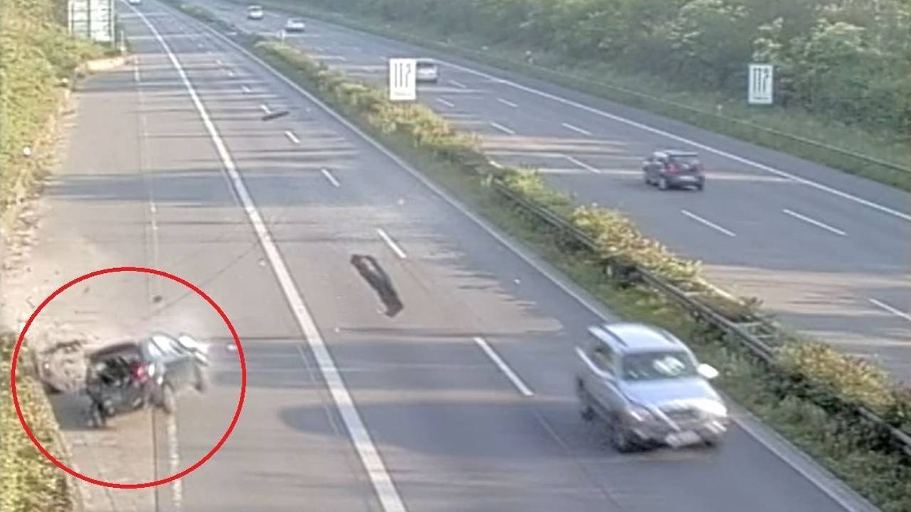 Screenshot aus einem Video, das einen Unfall auf der Autobahn zeigt. Ein schwarzer Peugeot prallt in die Mauer.