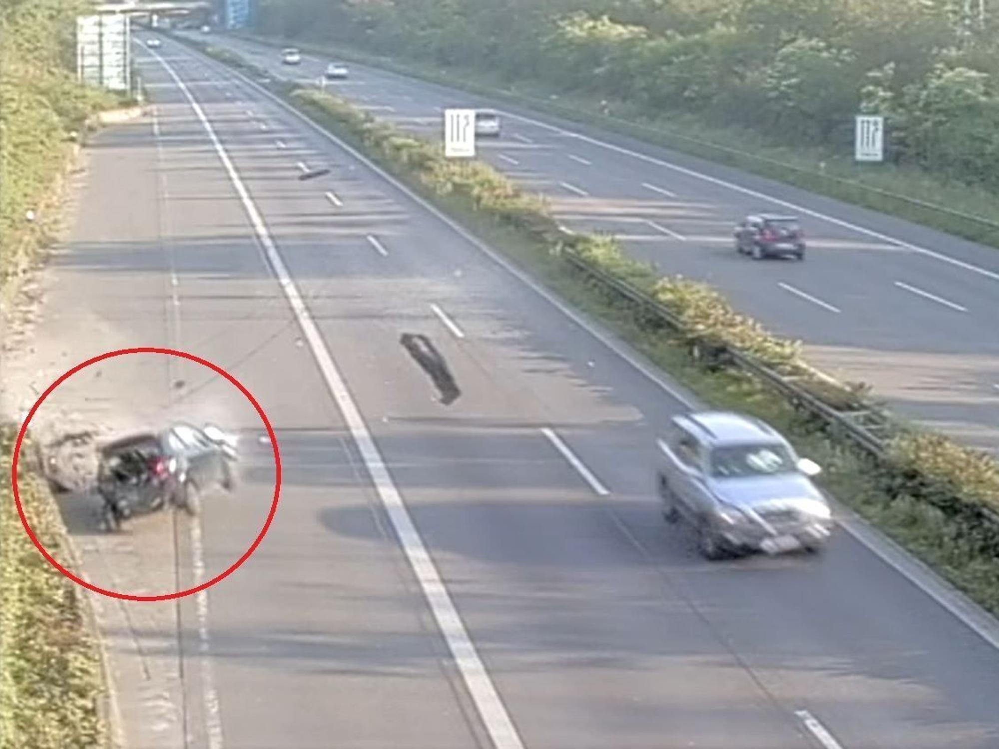 Screenshot aus einem Video, das einen Unfall auf der Autobahn zeigt. Ein schwarzer Peugeot prallt in die Mauer.