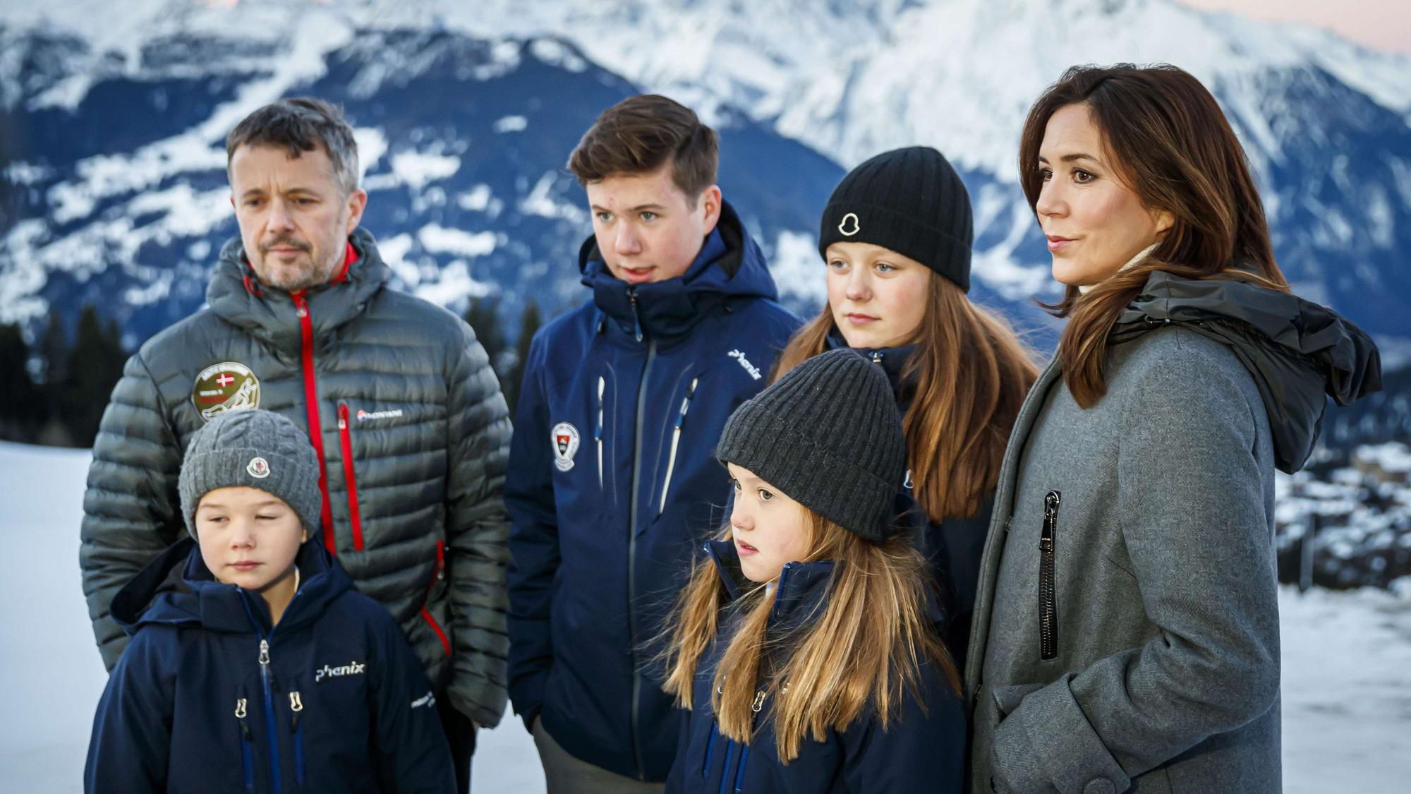 Die dänische Königsfamilie mit Prinz Vincent (l, vorne), Prinzessin Josephine, Kronprinz Frederik (l-r, hinten), Prinz Christian, Prinzessin Isabella und Kronprinzessin Mary bei einem Fototermin im Ferienort Verbier.