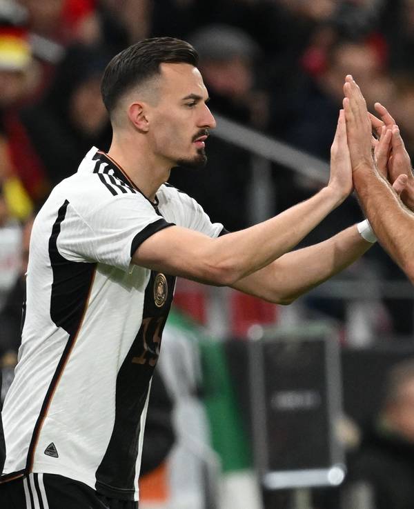 Deutschlands Mergim Berisha klatscht bei seiner Einwechslung für Niclas Füllkrug im Spiel gegen Peru mit ihm ab.