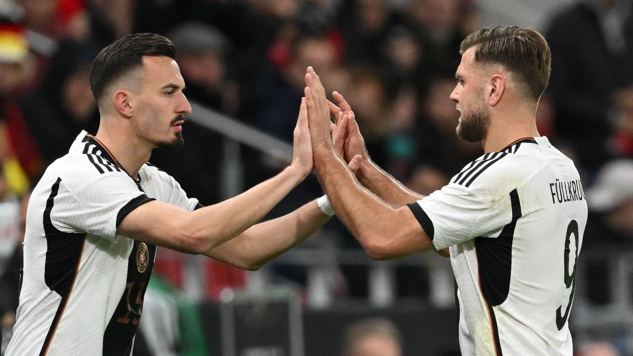 Deutschlands Mergim Berisha klatscht bei seiner Einwechslung für Niclas Füllkrug im Spiel gegen Peru mit ihm ab.