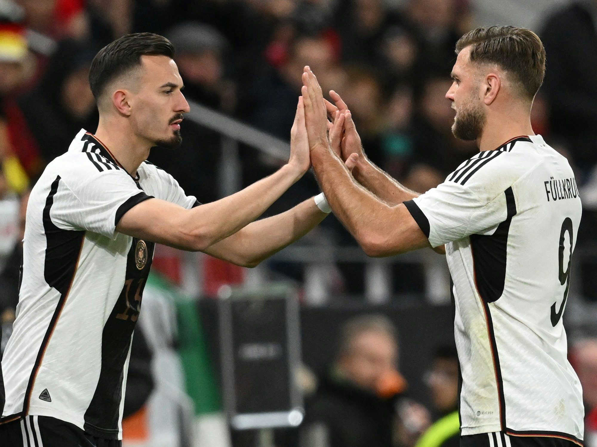 Deutschlands Mergim Berisha klatscht bei seiner Einwechslung für Niclas Füllkrug im Spiel gegen Peru mit ihm ab.