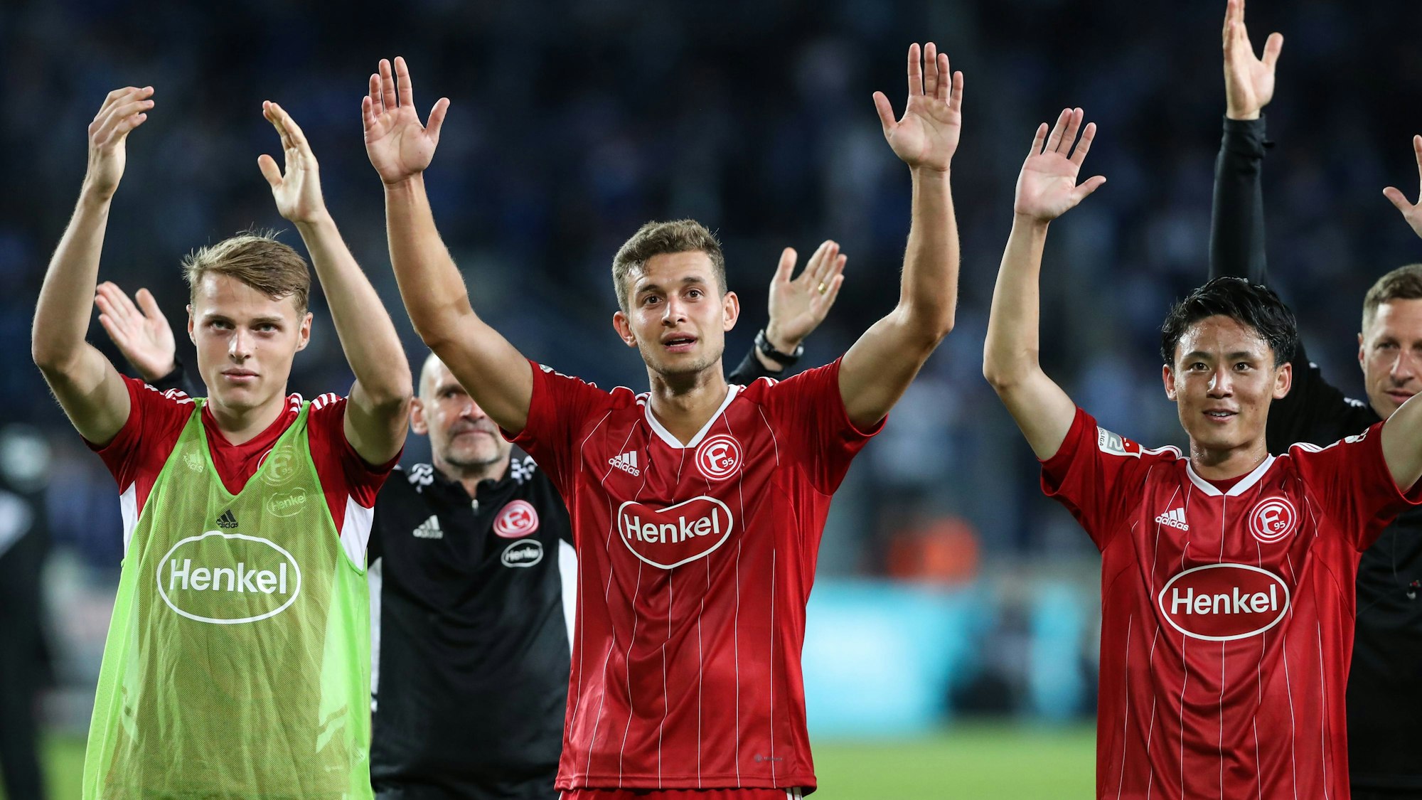 Die Fortuna-Spieler Benjamin Böckle,Tim Oberdorf und Takashi Uchino heben die Hände in die Höhe.