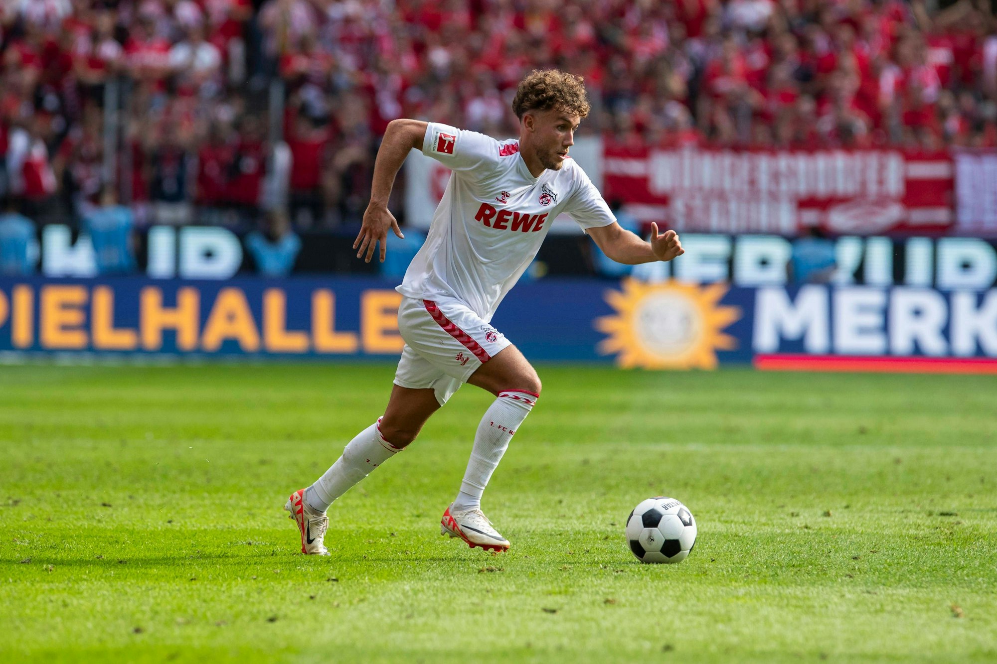 Luca Waldschmidt dribbelt mit dem Ball.