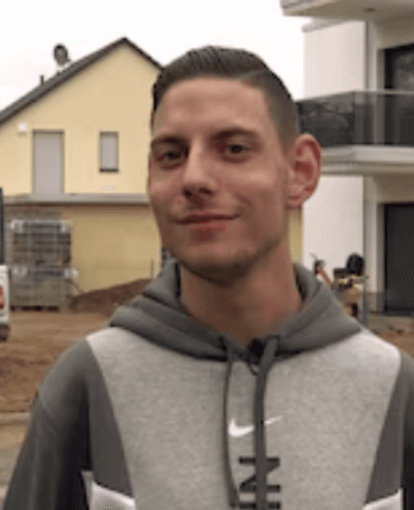 Pascal von „Hartz und herzlich“ lächelt in die Kamera.