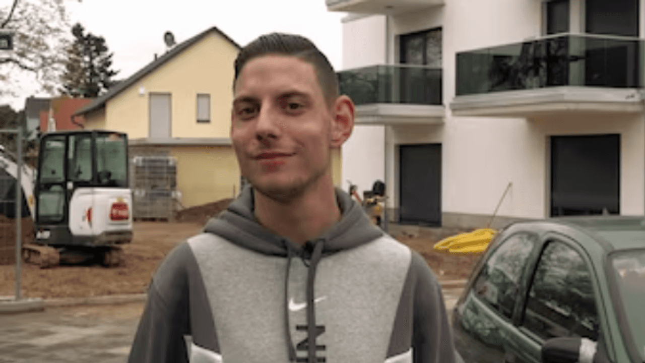 Pascal von „Hartz und herzlich“ lächelt in die Kamera.