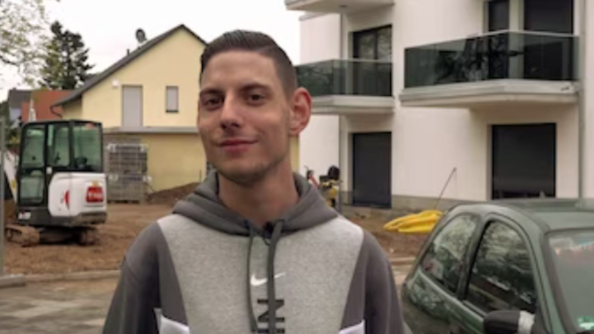 Pascal von „Hartz und herzlich“ lächelt in die Kamera.