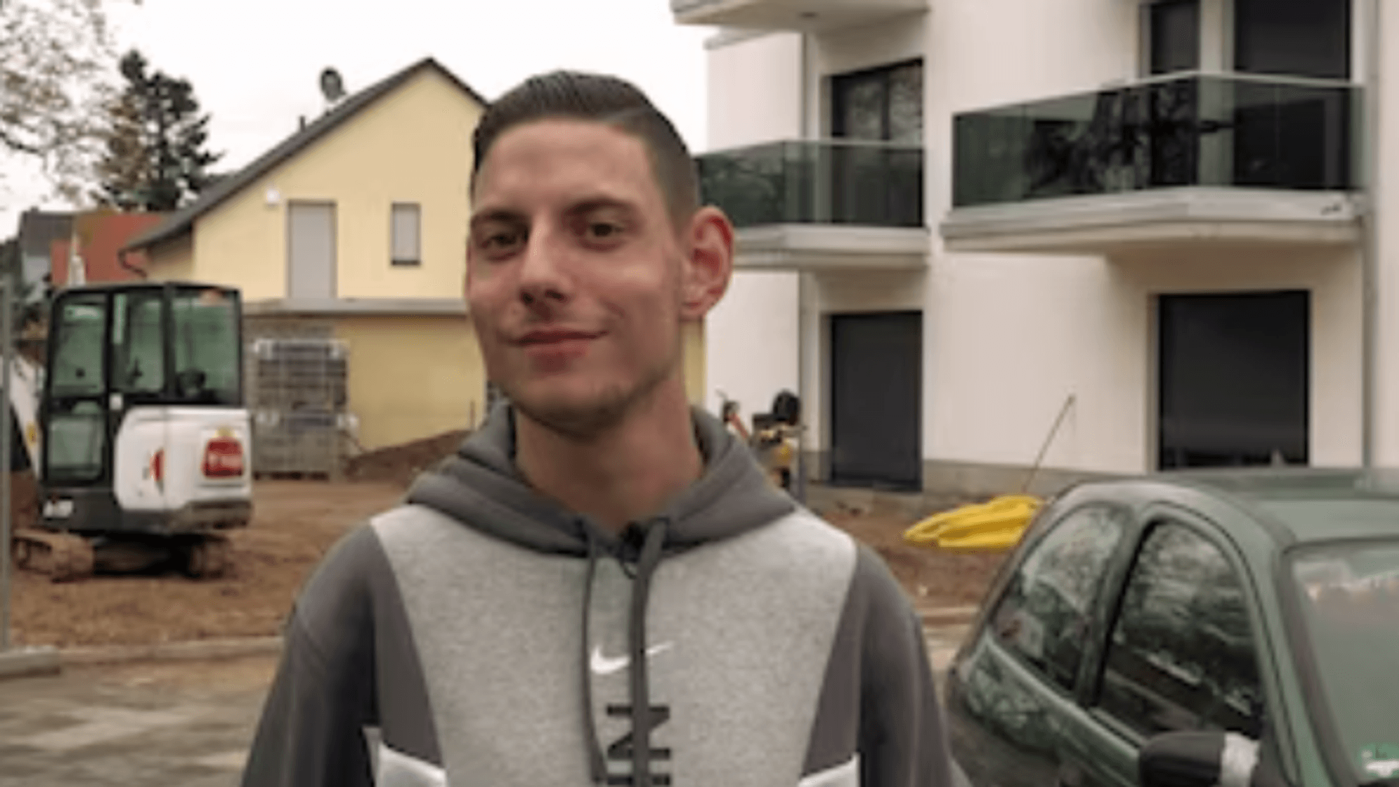 Pascal von „Hartz und herzlich“ lächelt in die Kamera.