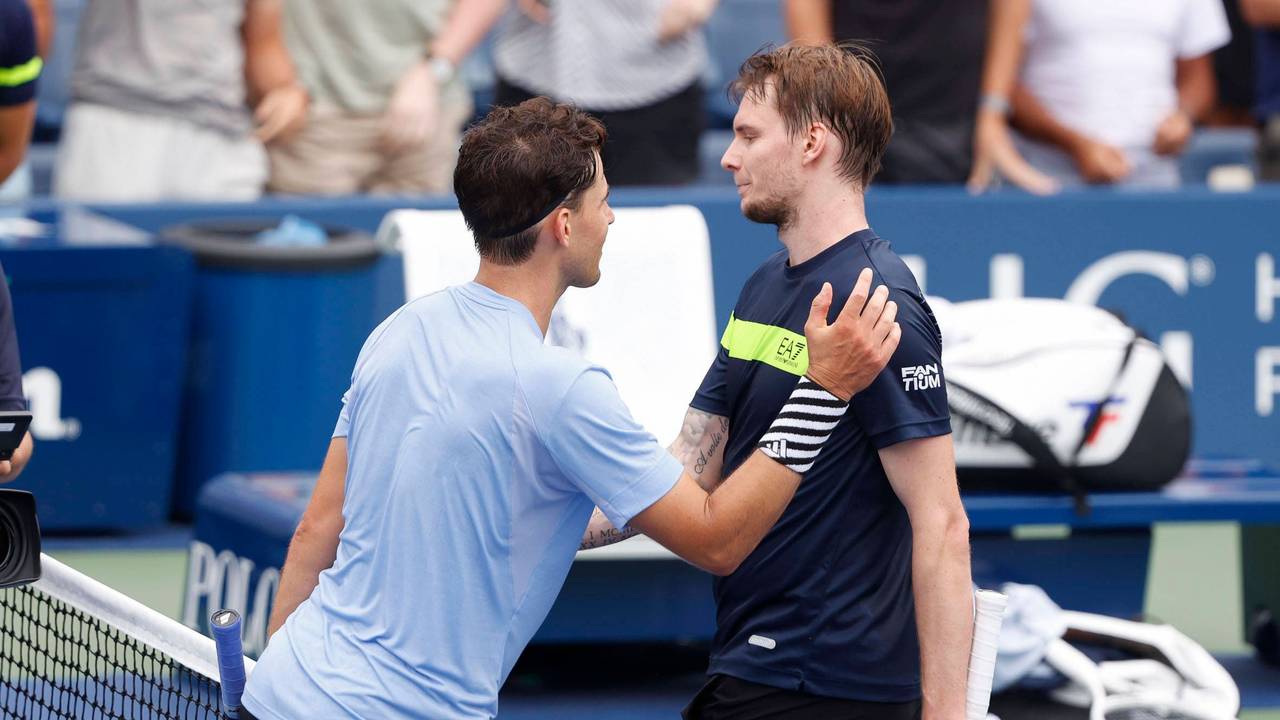 Alexander Bublik gratuliert dem Sieger Dominic Thiem.