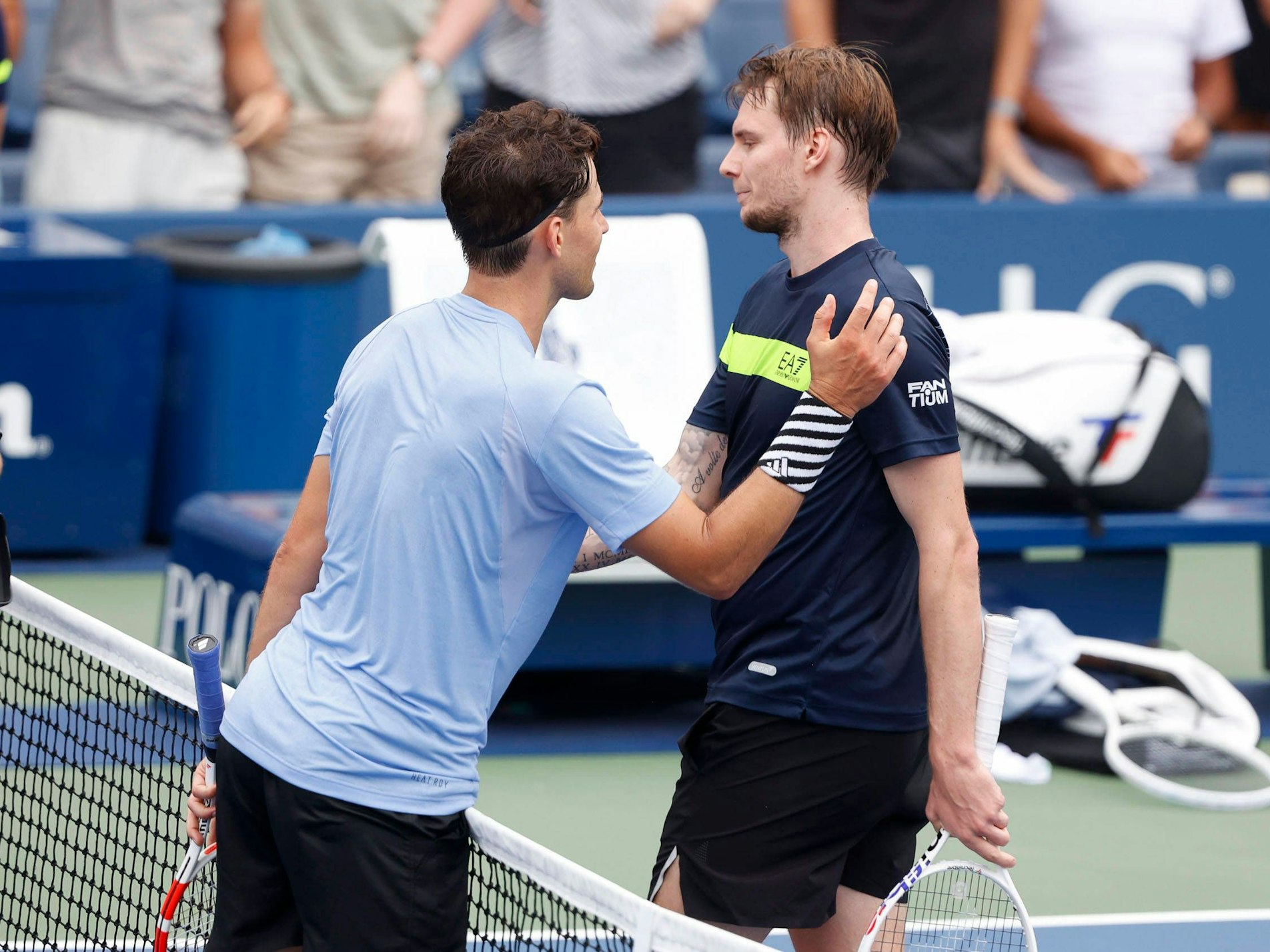 Alexander Bublik gratuliert dem Sieger Dominic Thiem.