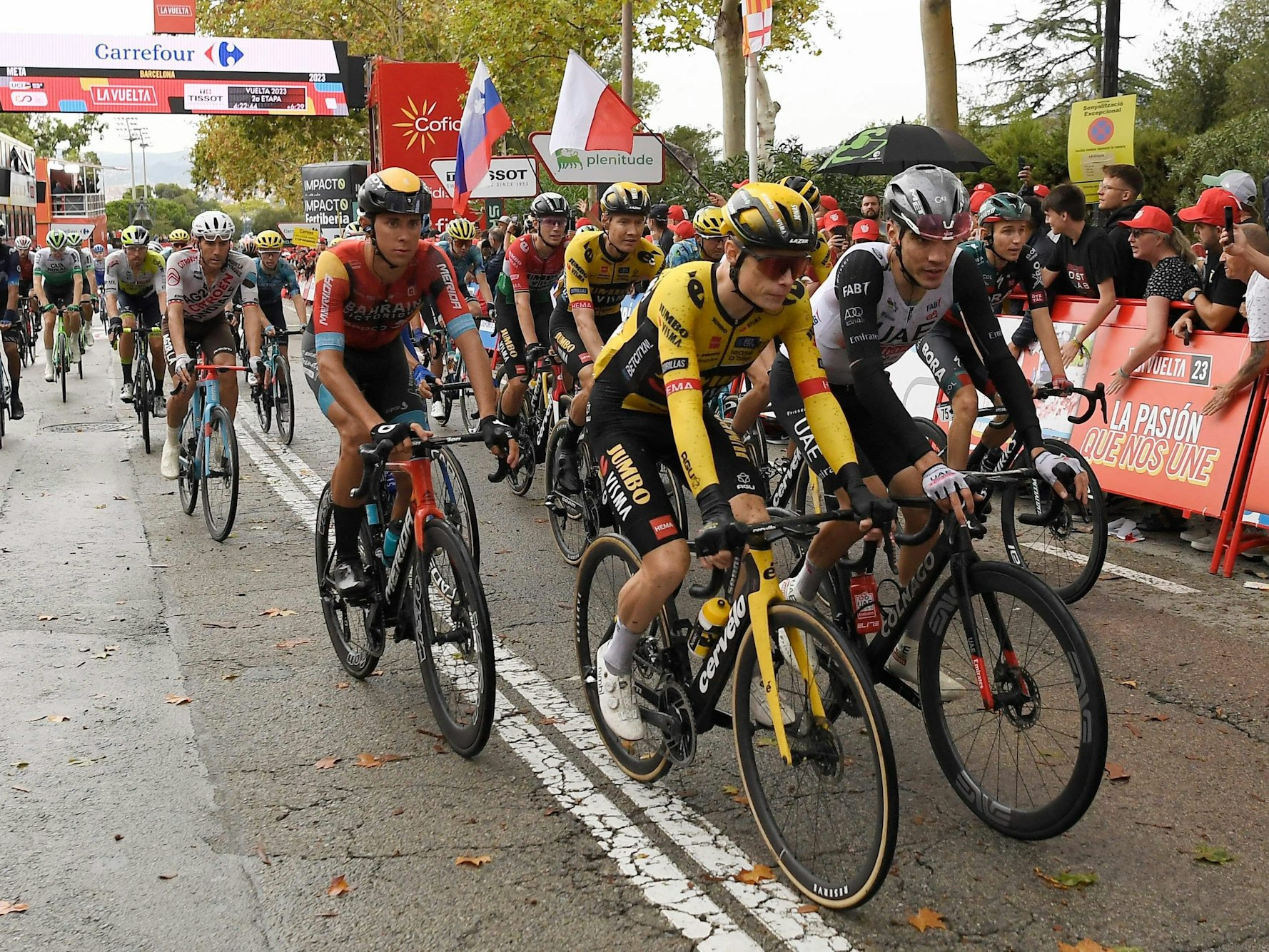 Das Fahrerfeld der Vuelta 2023 nach der Zieleinfahrt.