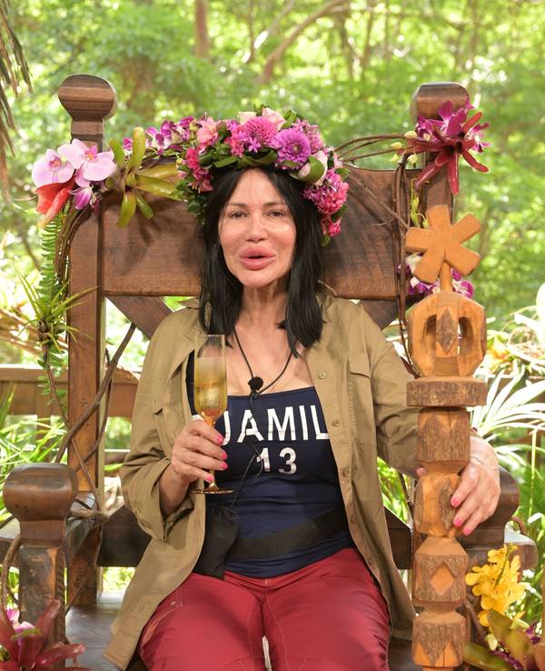 Visagistin Djamila Rowe sitzt mit ihrer Krone nach dem Sieg beim RTL-Dschungelcamp 2023 auf ihrem Thron.