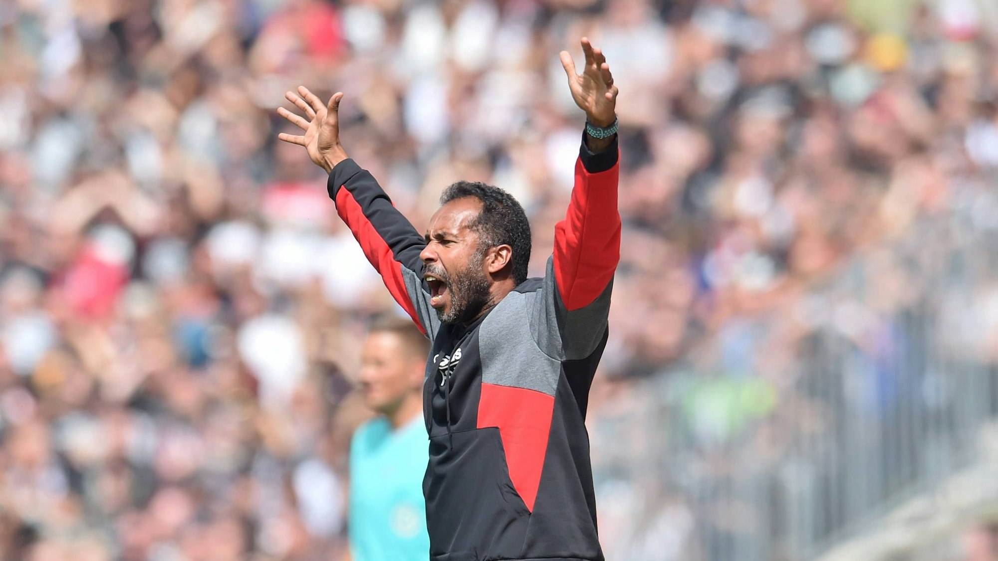 Fortuna Düsseldorfs Chefcoach Daniel Thioune gestikuliert im Spiel beim FC St. Pauli an der Seitenlinie.