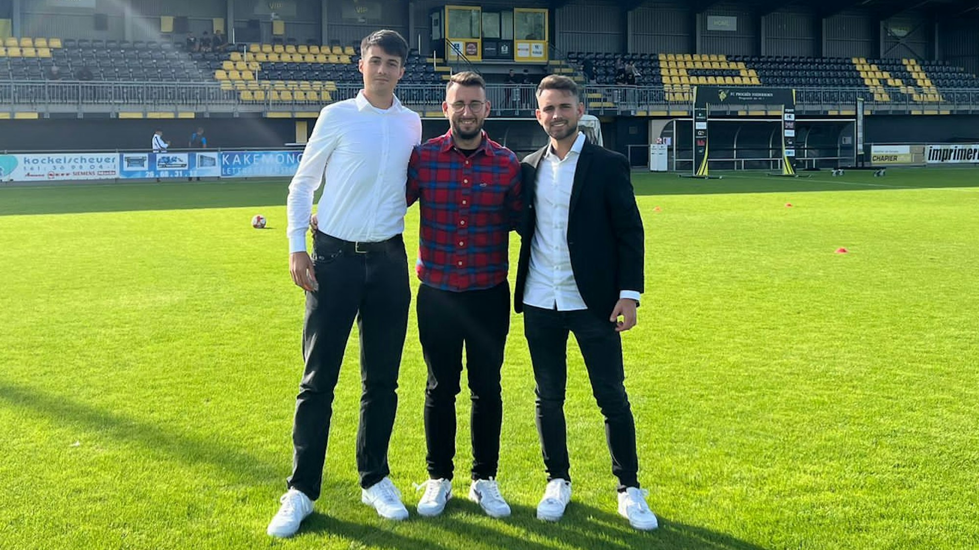 Ivan Mrkalj und sein Gespann stehen auf dem Rasen des Stadions von Progres Niederkorn.