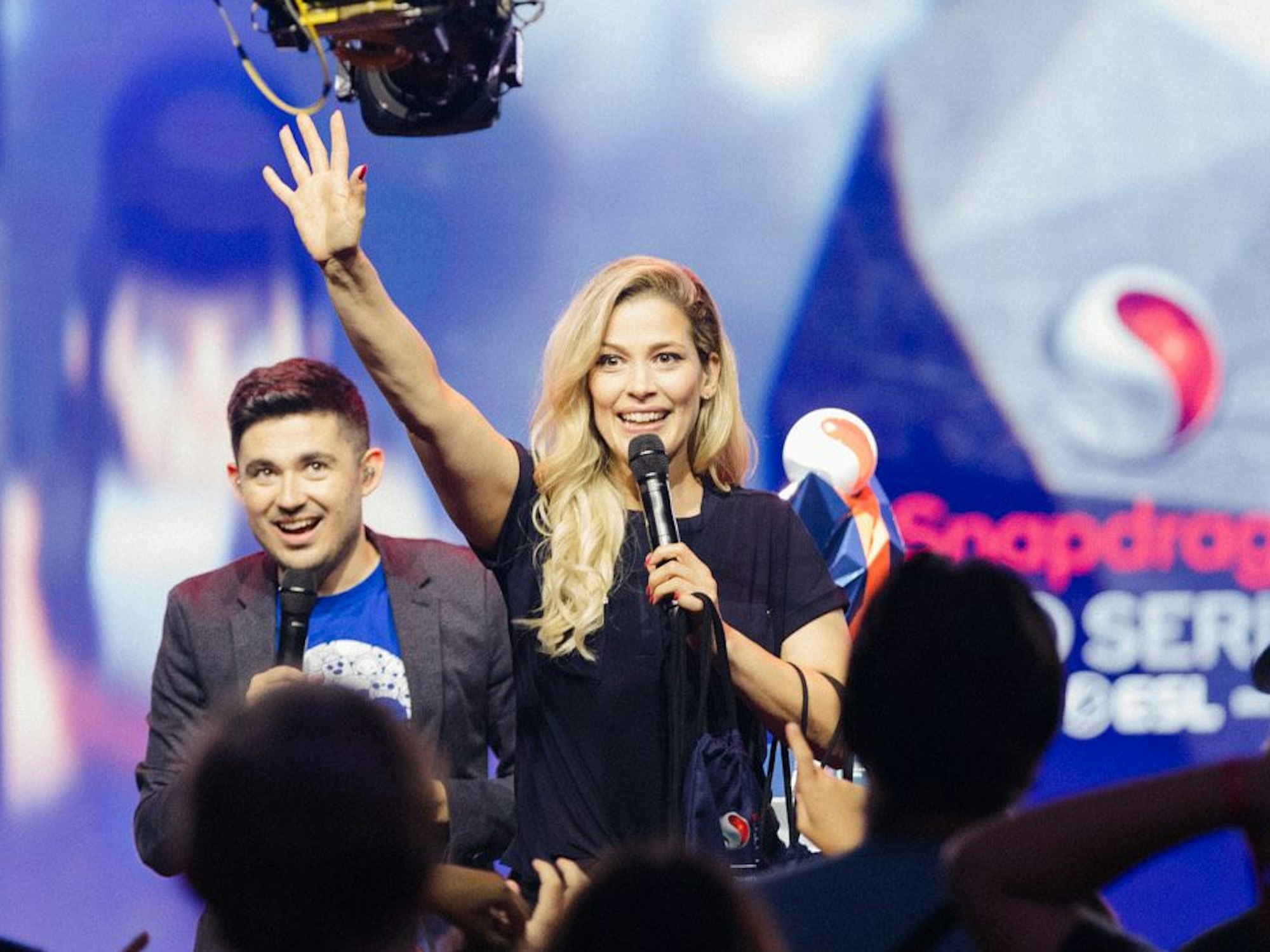 Melek Balgün steht zusammen mit ihrem Co-Moderator Daniel Falcone auf der Bühne.