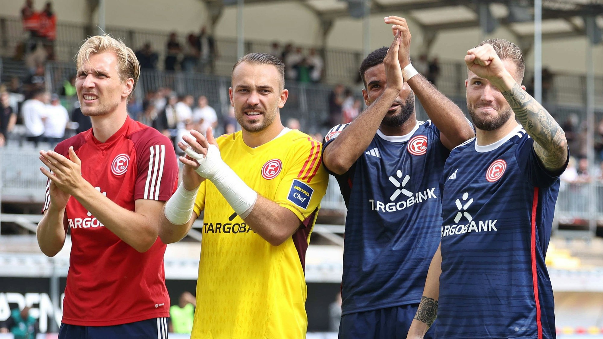 Vincent Vermeij, Florian Kastenmeier, Jamil Siebert und Andre Hoffmann applaudieren nach dem Spiel in Elversberg den Fortuna-Fans.