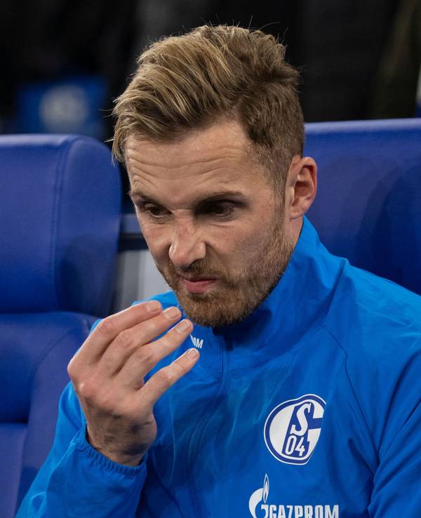 Schalkes Torwart Ralf Fährmann sitzt auf der Bank.