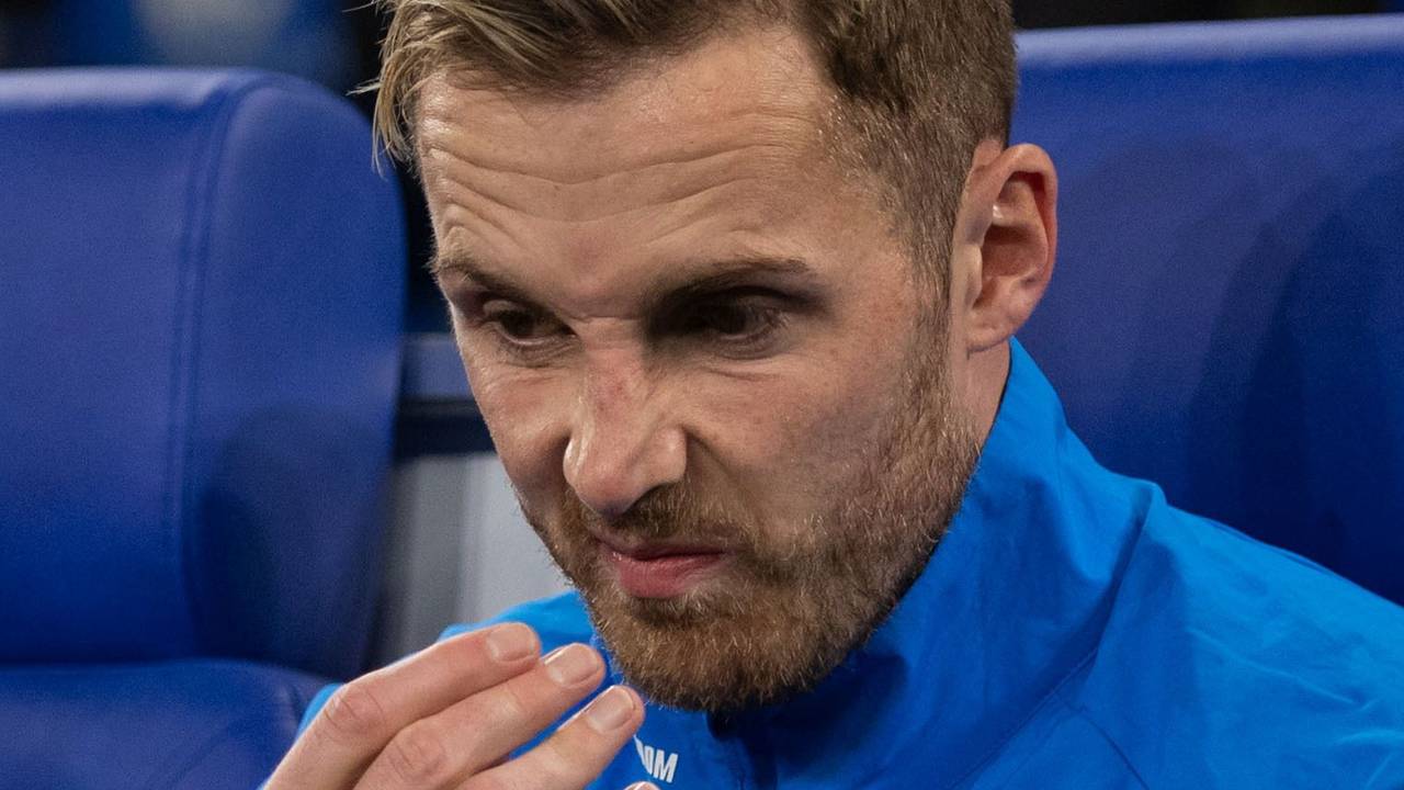 Schalkes Torwart Ralf Fährmann sitzt auf der Bank.