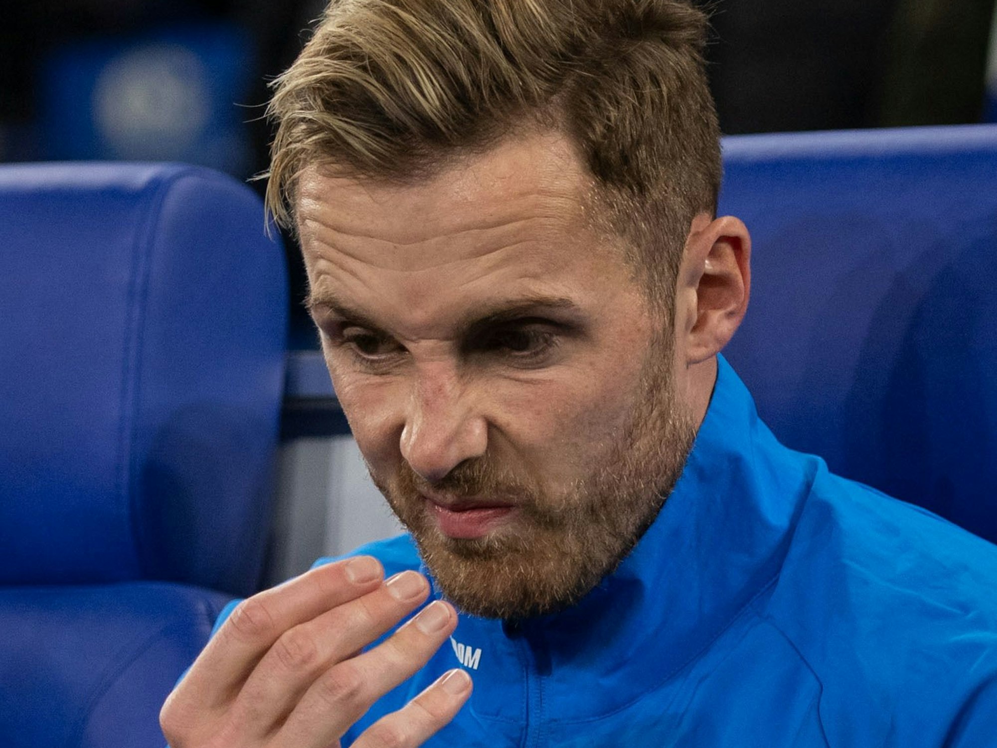 Schalkes Torwart Ralf Fährmann sitzt auf der Bank.