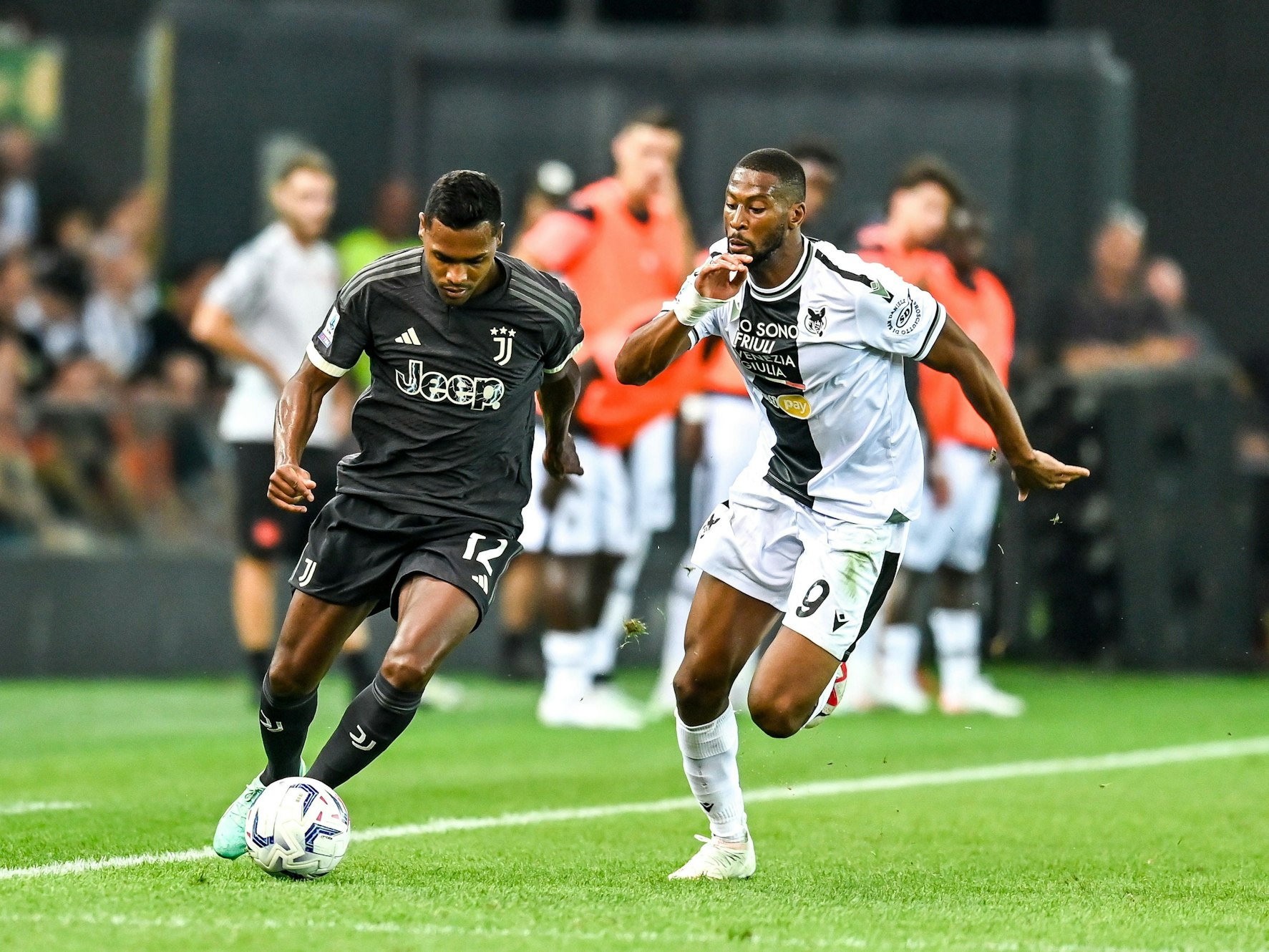 Alex Sandro (l.) und Beto (r.) im Kampf um den Ball im Ligaspiel am 20. August 2023.