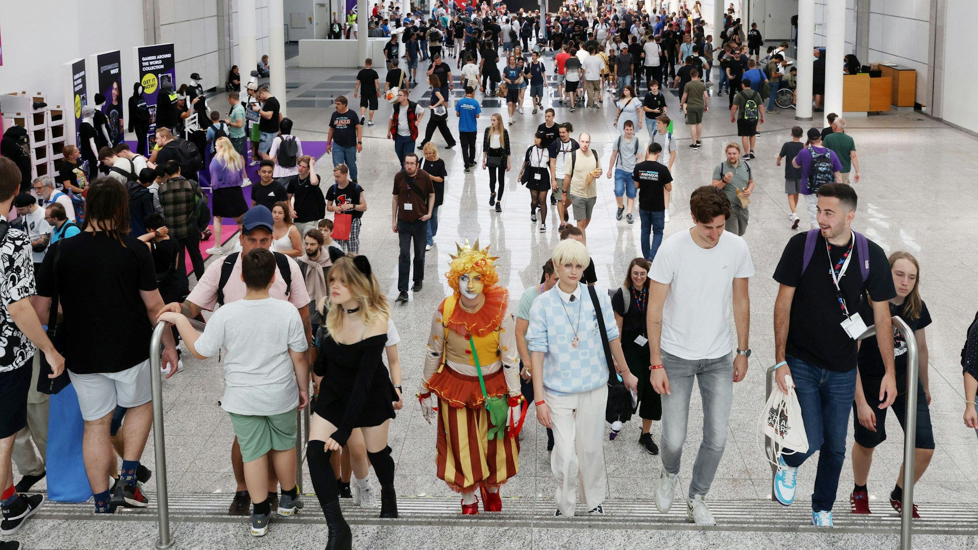 Sexismus auf der Gamescom? Besucherinnen und Besucher laufen durch die Messehalle während der Gamescom 2023.
