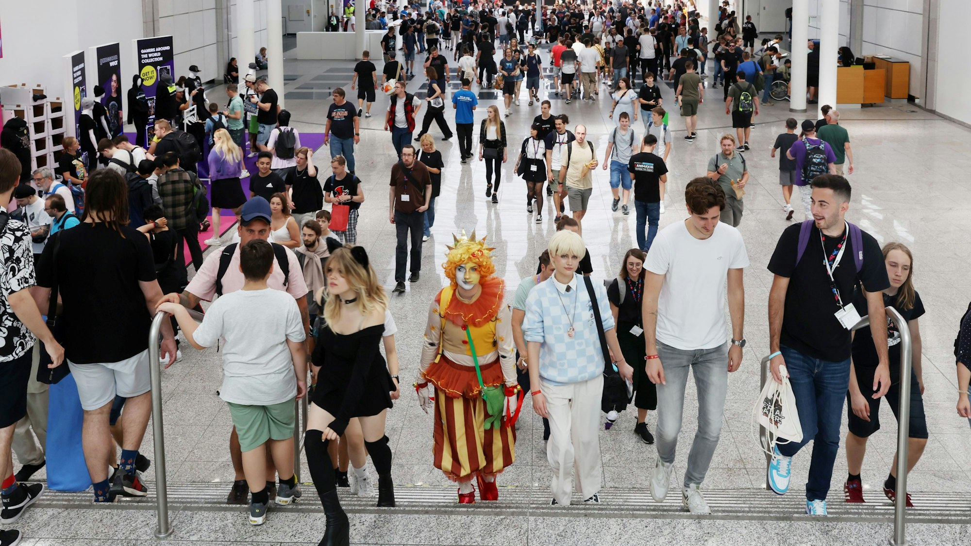 Zahlreiche Menschen gehen auf der Gamescom durch die Halle der Koelnmesse.