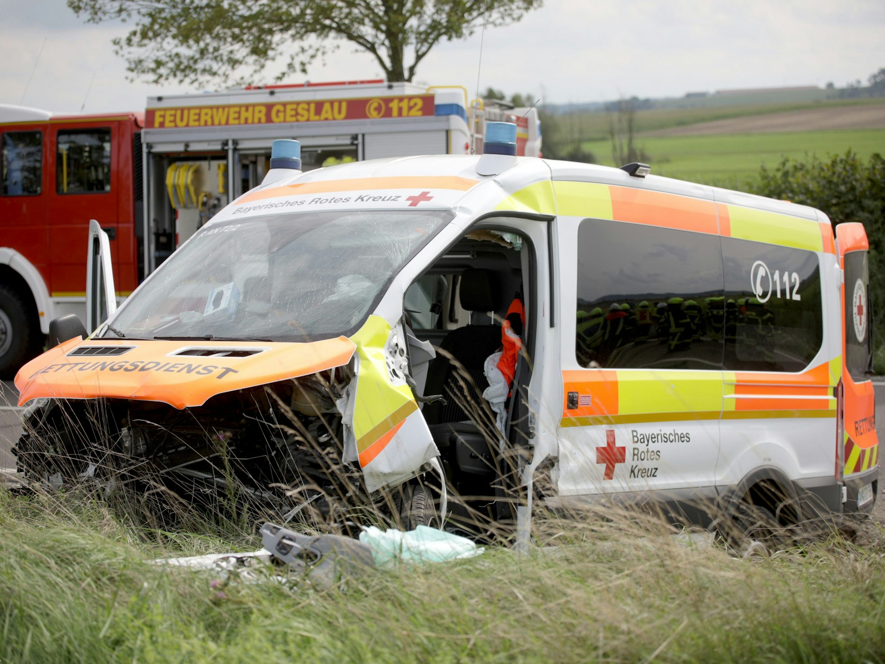 Bei einem Zusammenstoß zwischen einem Krankenwagen und einem Auto bei Geslau in Mittelfranken sind am Mittwoch drei Menschen tödlich verletzt worden.